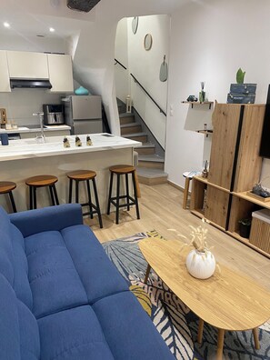 Una Smart TV, libros