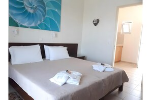 Tabla de planchar con plancha, wifi, ropa de cama