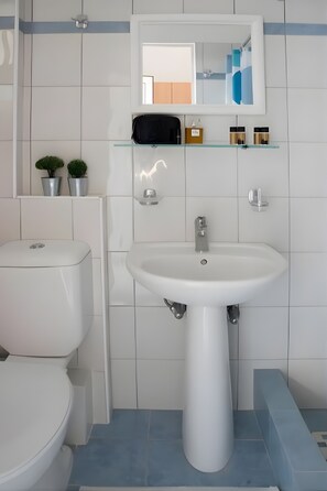 Ducha, secador de pelo y toallas