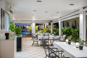 Dining - Metaxa One-Bedroom 4 Apartment with Shared Pool, Wi-Fi and Air Conditioning (Κάβος)