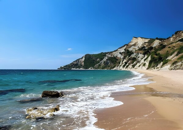 Beach nearby - Metaxa One-Bedroom 4 Apartment with Shared Pool, Wi-Fi and Air Conditioning (Κάβος)