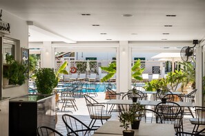 A poolside area with outdoor seating and a pool. - Metaxa One-Bedroom 4 Apartment with Shared Pool, Wi-Fi and Air Conditioning (Κάβος)