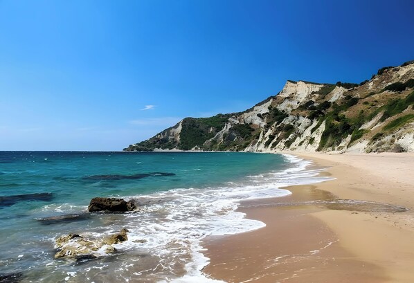 Beach nearby - Metaxa One-Bedroom 6 Apartment with Shared Pool, Wi-Fi, and Air Conditioning (Κάβος)