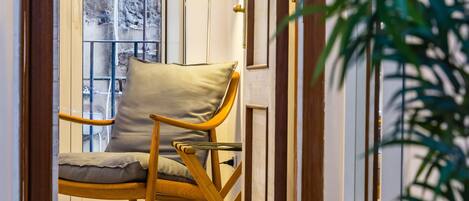 Klassiek appartement | Verduisterende gordijnen, een strijkplank/strijkijzer, gratis wifi