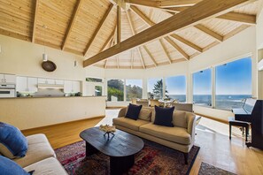 智能電視、壁爐、DVD 播放機、乒乓球設施