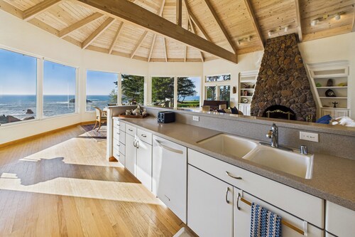 Emerald Phoenix Estate~18 Acres of Ocean Front Luxury w/ Hot Tub & Sauna!
