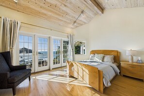 Työpöytä, silitysrauta/-lauta, Wi-Fi, vuodevaatteet