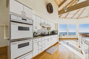 雪櫃、微波爐、焗爐、爐具