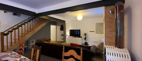 Televisión y chimenea