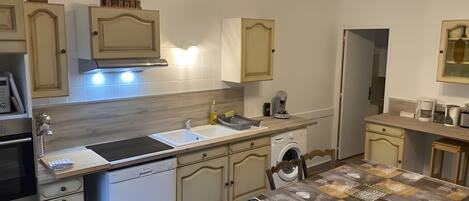 Kjøleskap, mikrobølgeovn, ovn og kokeplater