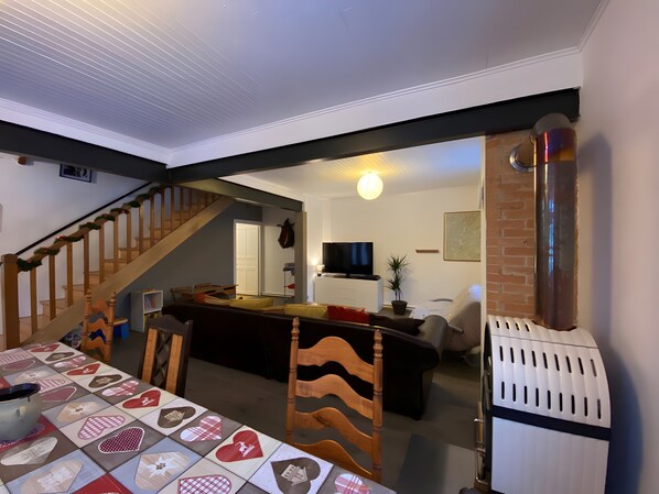 TV, fireplace - Gîte Crèmouille – In the Heart of the Vercors Regional Natural Park (Saint-Agnan en Vercors)