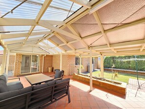 Outdoor dining - Flipping Flounder - Coastal Comfort in Robe’s Heart (Robe)