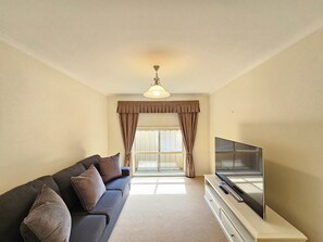 Smart TV, fireplace - Flipping Flounder - Coastal Comfort in Robe’s Heart (Robe)