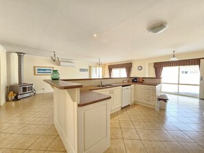 Fridge, microwave, oven, stovetop - Flipping Flounder - Coastal Comfort in Robe’s Heart (Robe)