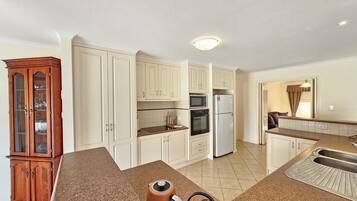 Geladeira, micro-ondas, fogão, cooktop