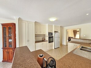 Fridge, microwave, oven, stovetop - Flipping Flounder - Coastal Comfort in Robe’s Heart (Robe)