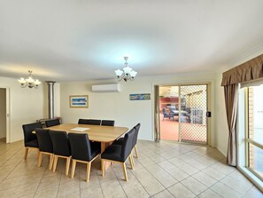 Dining - Flipping Flounder - Coastal Comfort in Robe’s Heart (Robe)