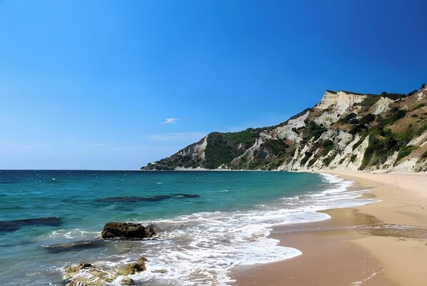 Beach nearby - Metaxa One-Bedroom 11 Apartment with Shared Pool, Wi-Fi & Air Conditioning (Κάβος)