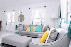 TV - Lovely Modern 2-bedroom apartment with AC in vibrant Dover ! (Oistins)