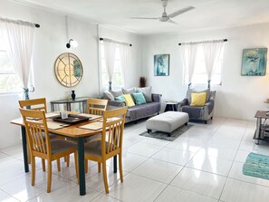 TV - Lovely Modern 2-bedroom apartment with AC in vibrant Dover ! (Oistins)