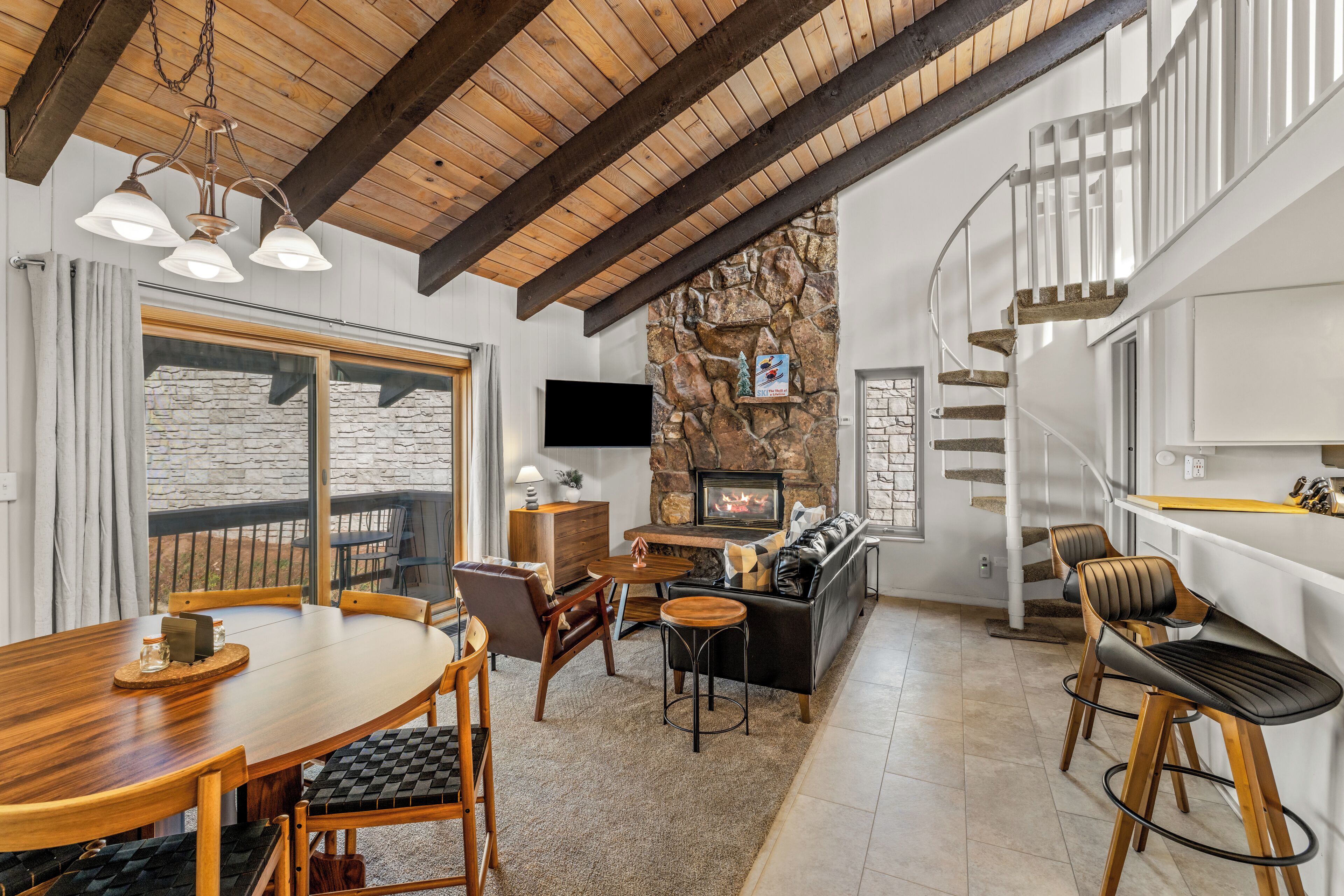 Televisión y chimenea 