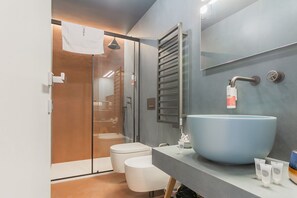 Regadera, amenidades de baño gratuitas, secadora de cabello, bidet 