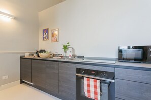 Kühlschrank, Ofen, Herdplatte, Geschirrspüler