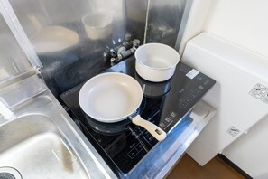 Jääkaappi, mikroaaltouuni, liesi, vedenkeitin