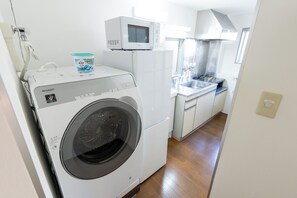 Jääkaappi, mikroaaltouuni, liesi, vedenkeitin