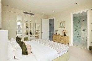 5 bedrooms, desk, WiFi, bed sheets