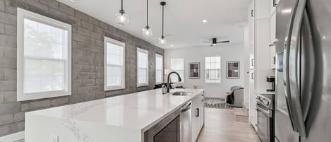 Réfrigérateur, four, plaque de cuisson, lave-vaisselle