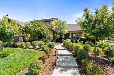 Urban comfort: Home w/ Game Room & Backyard Oasis