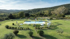 Kolam renang terbuka bermusim 