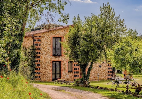 Un edificio in pietra con facciata in mattoni, una porta e delle finestre.. Hotiday Massa Marittima