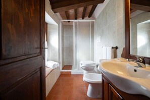 Chuveiro, toalhas de banho, papel higiênico 