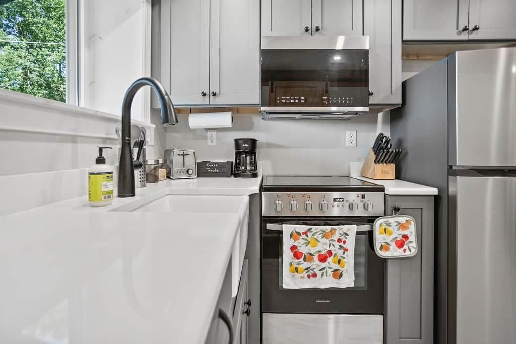 Jääkaappi, mikroaaltouuni, leivänpaahdin