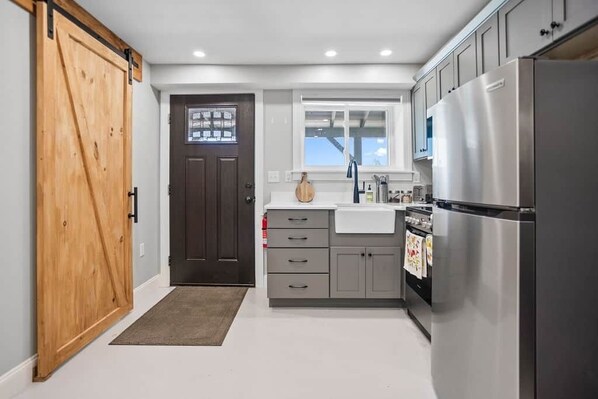 Kylskåp, mikrovågsugn, brödrost och grytor/köksredskap