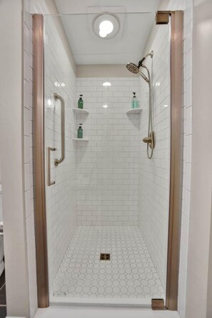 Een douche, een haardroger, handdoeken, zeep