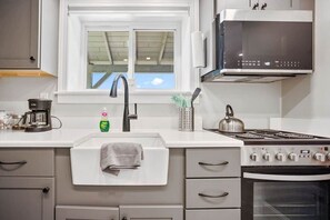 雪櫃、微波爐、多士爐、廚房用具/餐具/器皿