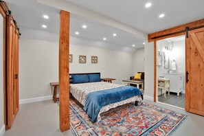 1 bedroom, free WiFi, bed sheets - Raven Feather Retreat : Unit 3 (Liberty Township)