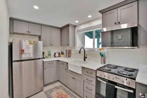 Fridge, microwave, coffee/tea maker, electric kettle - Raven Feather Retreat : Unit 3 (Liberty Township)