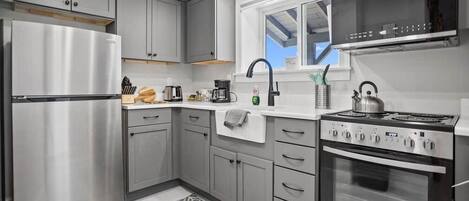 雪櫃、微波爐、多士爐、廚房用具/餐具/器皿