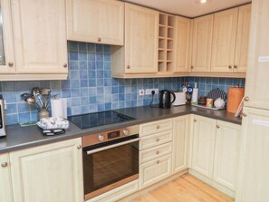 Dishwasher, cookware/dishes/utensils - Bridge Cottage (Budleigh Salterton)