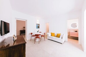 TV - Modern central apartment equipped with every comfort and outdoor area (Scala)