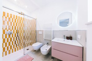 Een douche, een haardroger, een bidet, handdoeken