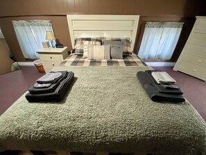 办公桌、免费 WiFi、床单