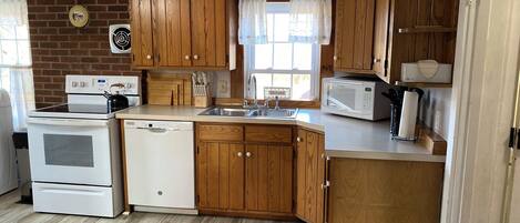 冷蔵庫、電子レンジ、オーブン、コンロ