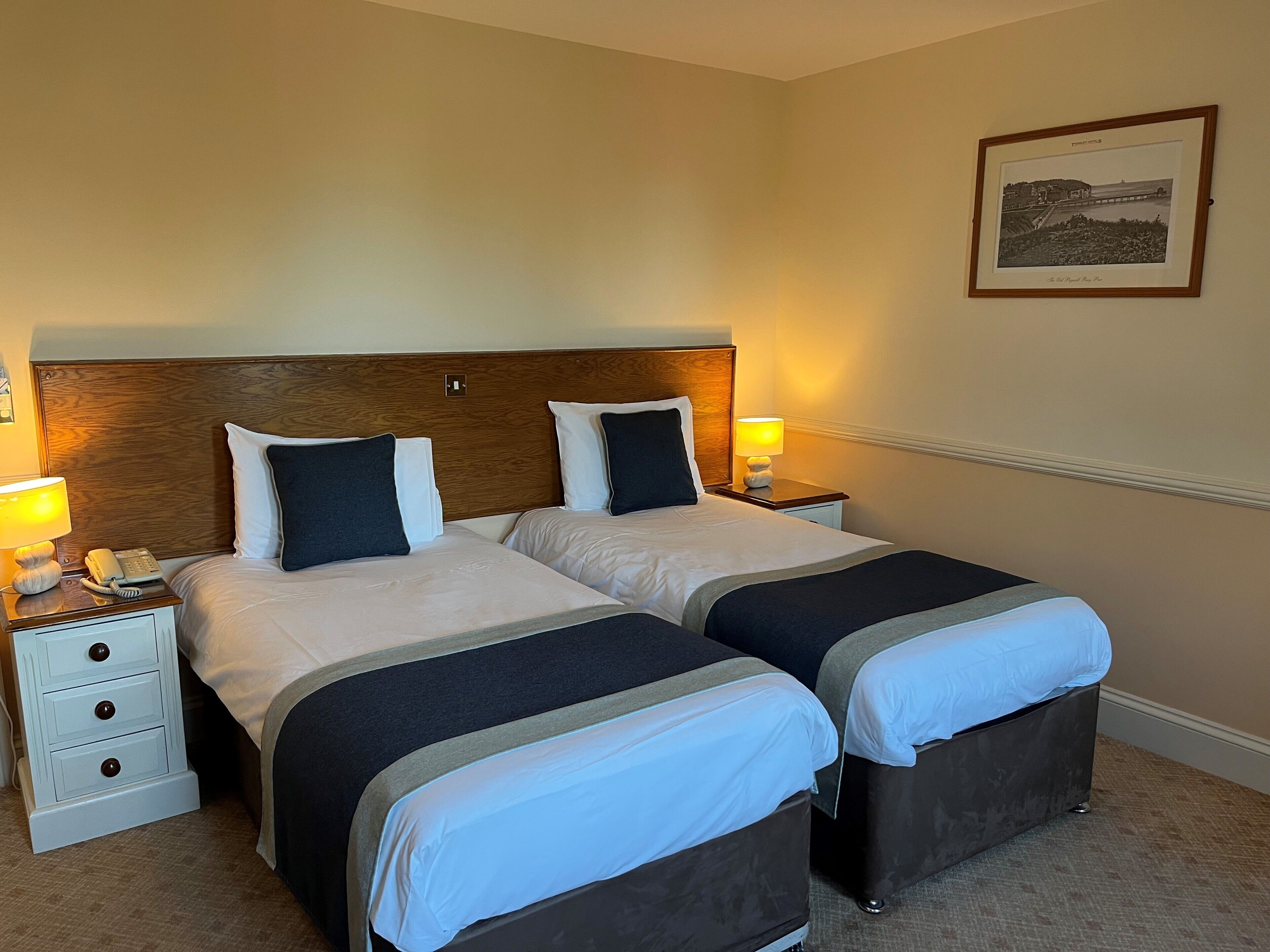 Habitació amb dos llits individuals | Escriptori, planxa i posts de planxar i un bressol de viatge 