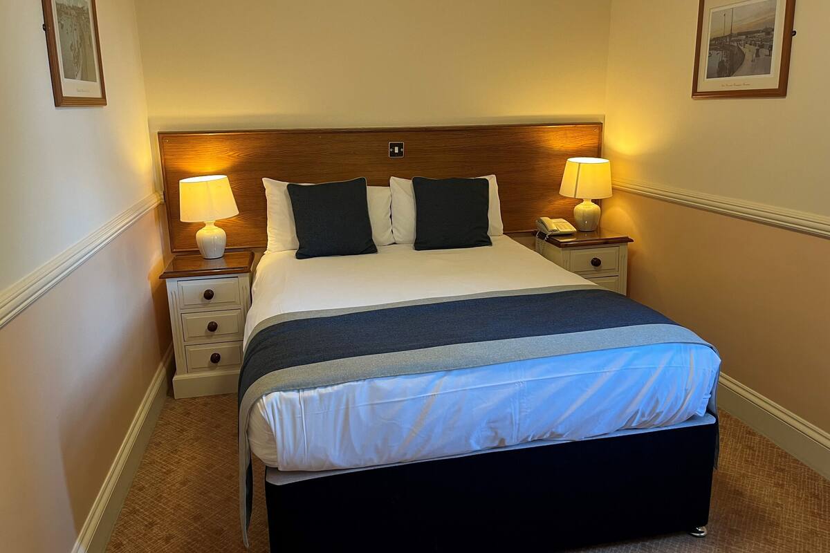 Standard Double Room | Desk, iron/ironing board, travel crib, free WiFi