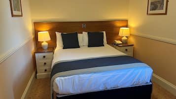 Doppia Standard | Una scrivania, ferro/asse da stiro, culla da viaggio, Wi-Fi gratuito